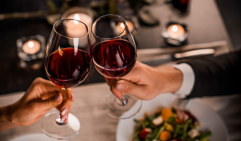 A tavola con un buon calice di vino rosso