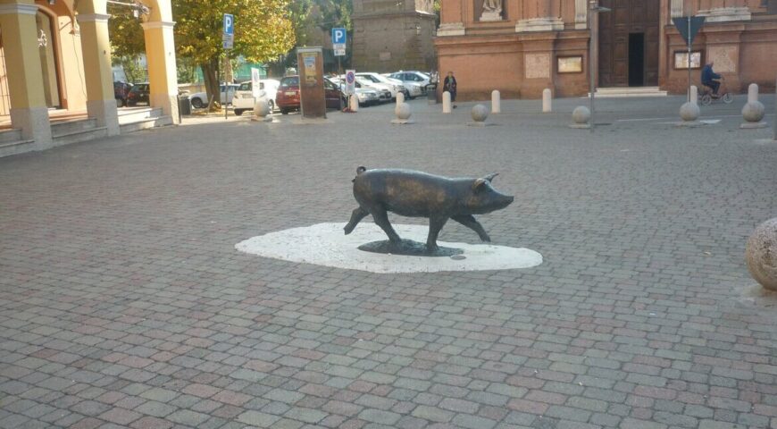 La statua del maiale a Castelnuovo Rangone